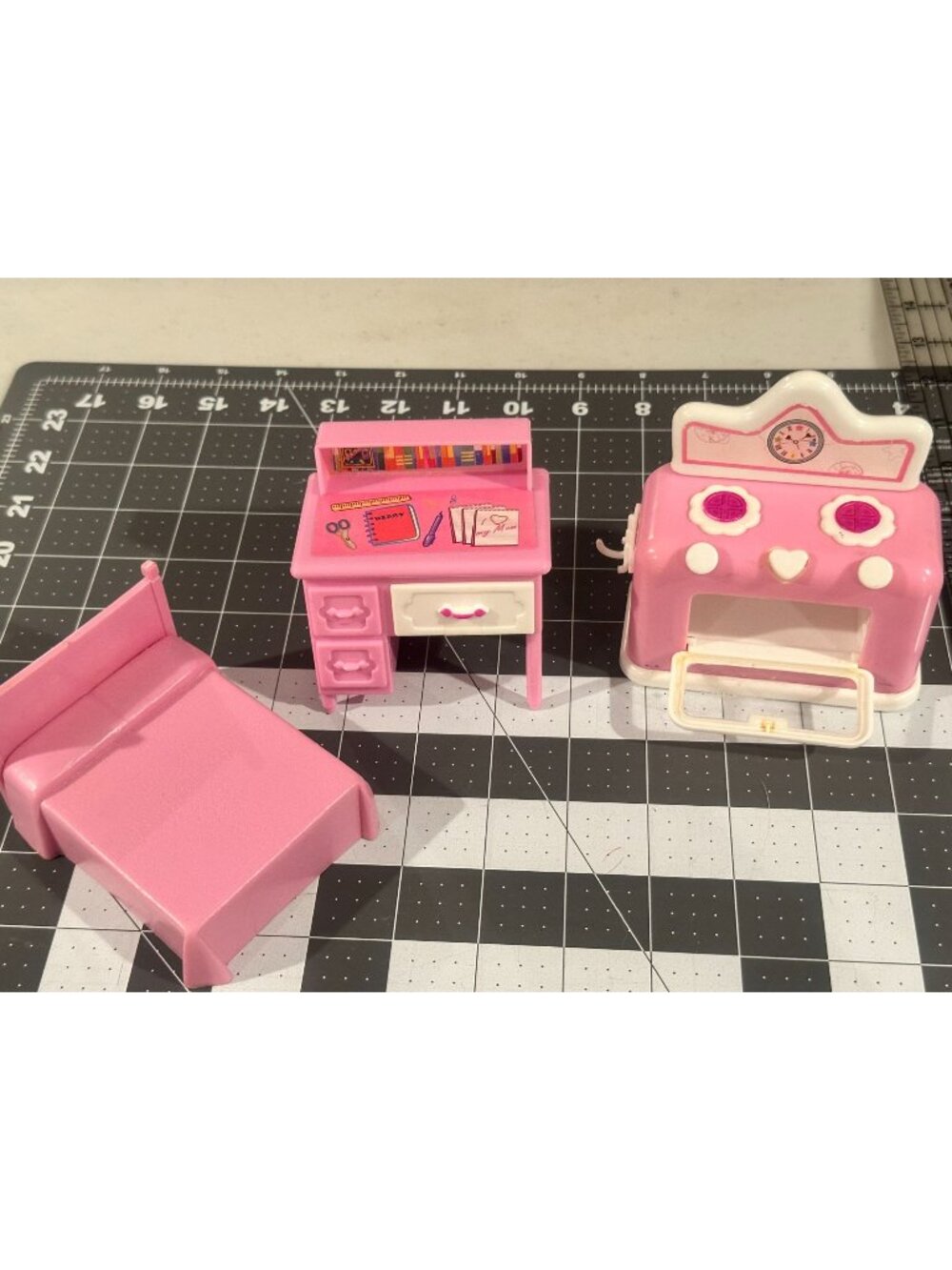 Lil Kidz Dollhouse Furniture 2002 Pink Furniture Stove plus bed, desk unbranded